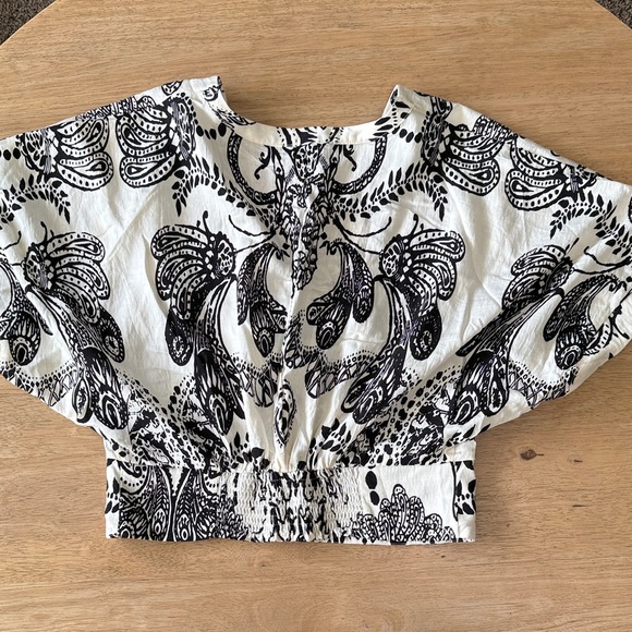 Elegant Black and White Women's Blouse - Picture 4 of 4